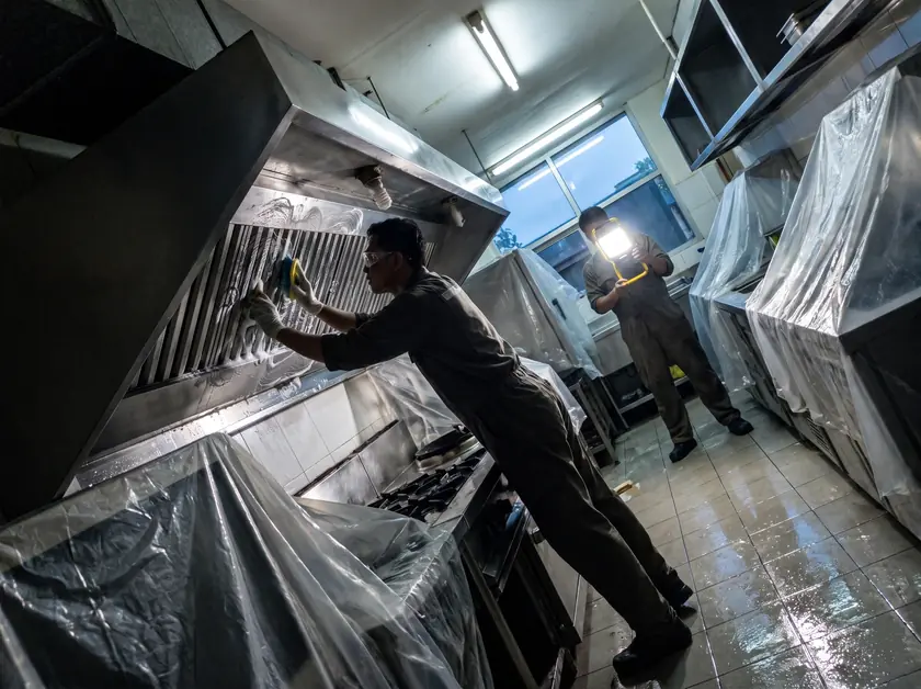 Night-time degreasing of a canopy hood and exhaust duct in a closed restaurant