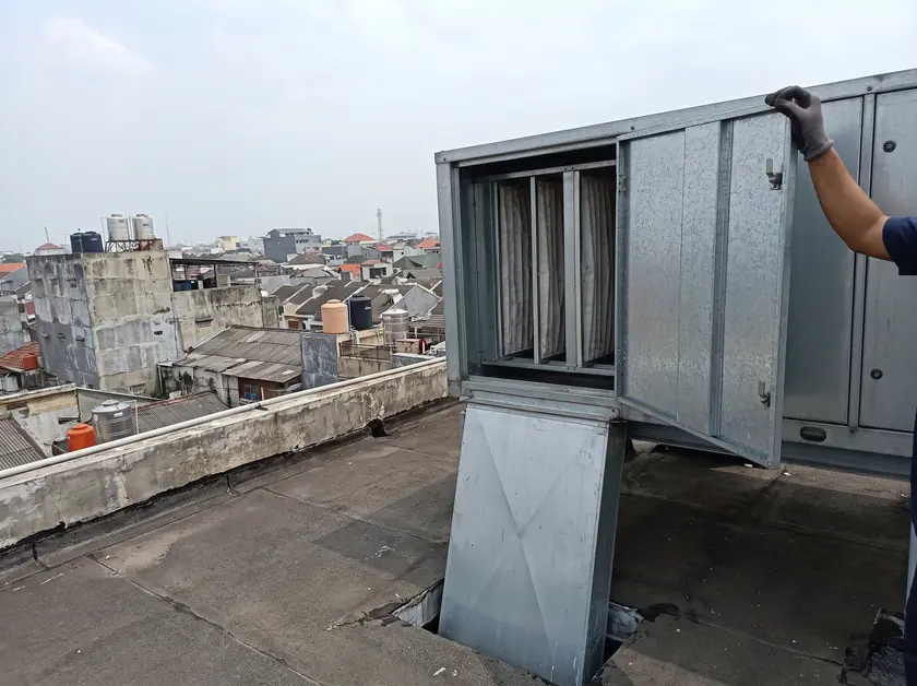 Fresh-air make-up unit with pleated filters on a restaurant roof in Surabaya
